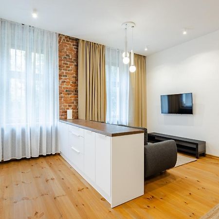 Two Bedroom Very Berry Apartment In Poznan With Desk By Noclegi Renters Kültér fotó