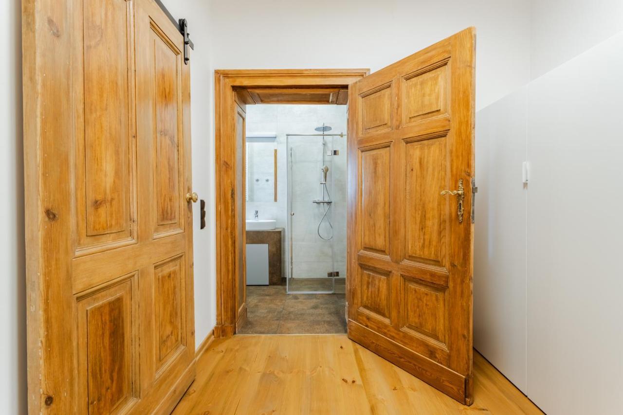 Two Bedroom Very Berry Apartment In Poznan With Desk By Noclegi Renters Kültér fotó