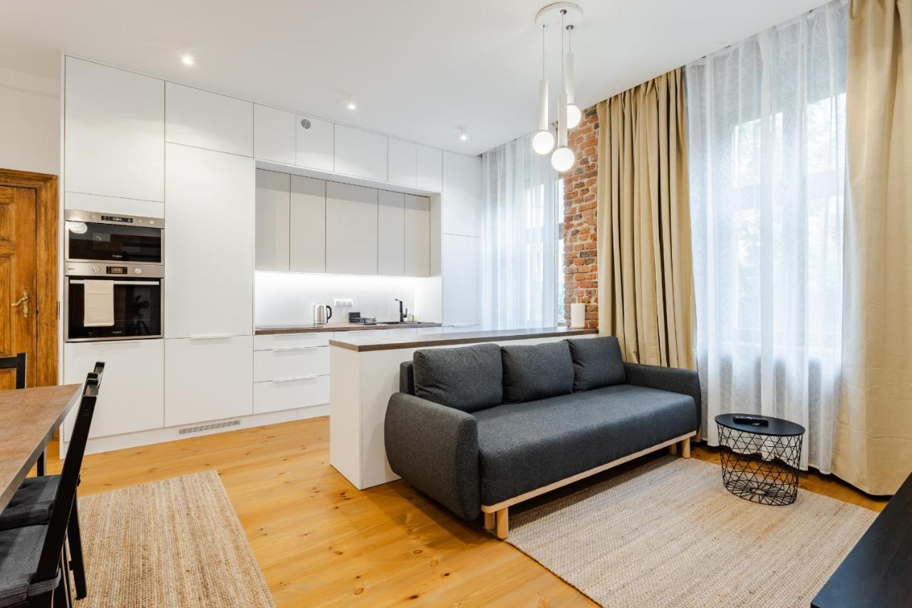 Two Bedroom Very Berry Apartment In Poznan With Desk By Noclegi Renters Kültér fotó