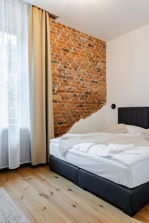 Two Bedroom Very Berry Apartment In Poznan With Desk By Noclegi Renters Kültér fotó