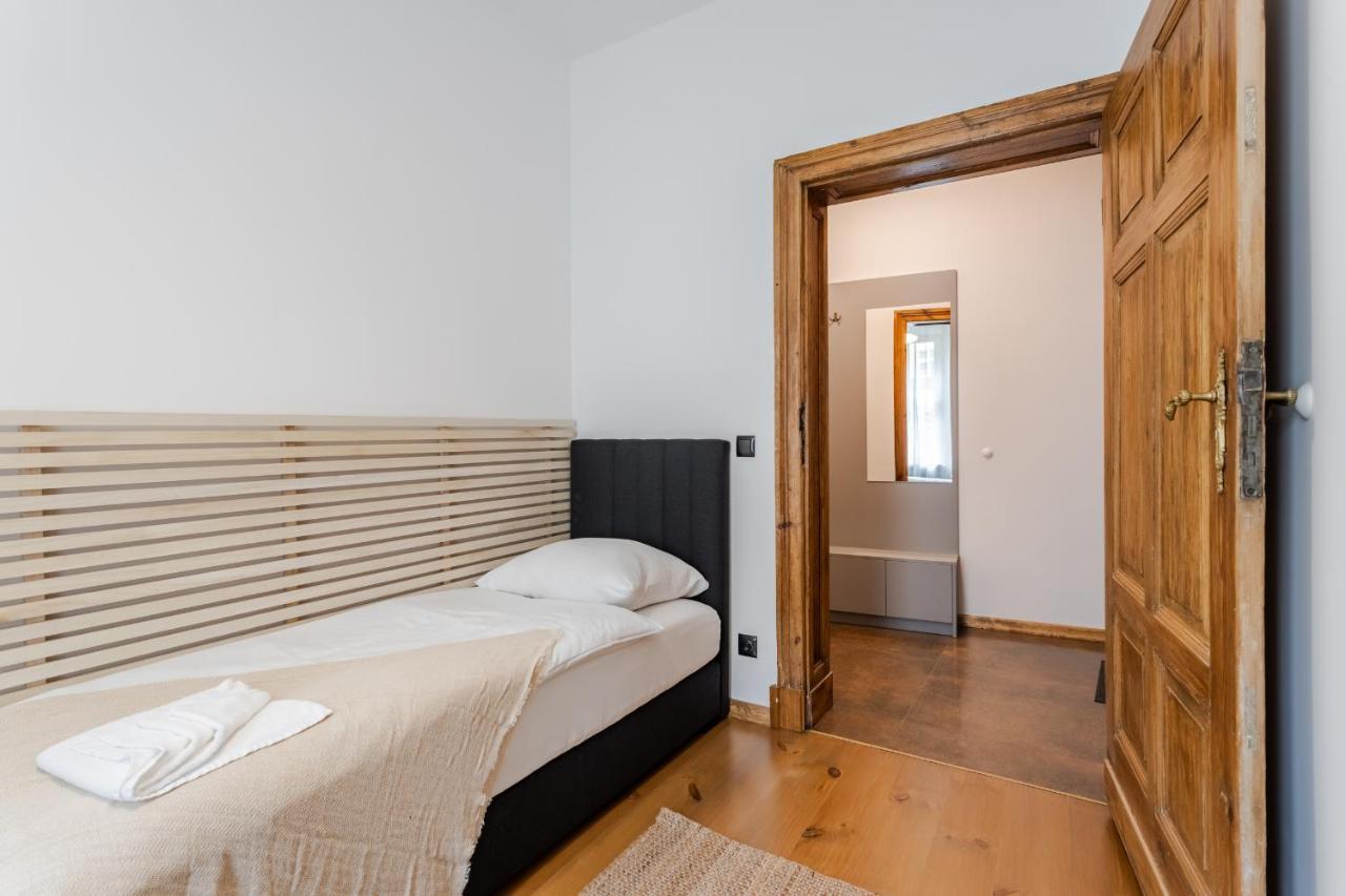 Two Bedroom Very Berry Apartment In Poznan With Desk By Noclegi Renters Kültér fotó