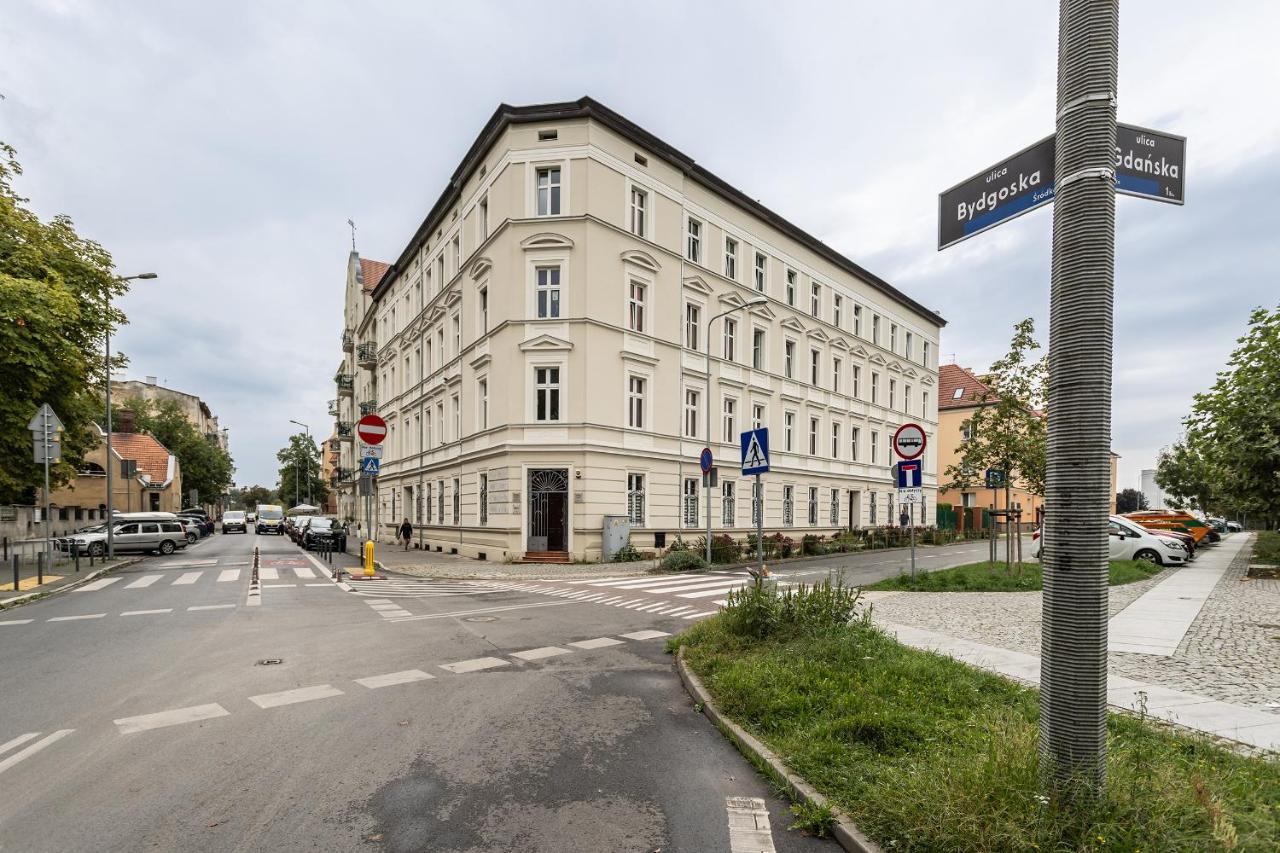 Two Bedroom Very Berry Apartment In Poznan With Desk By Noclegi Renters Kültér fotó