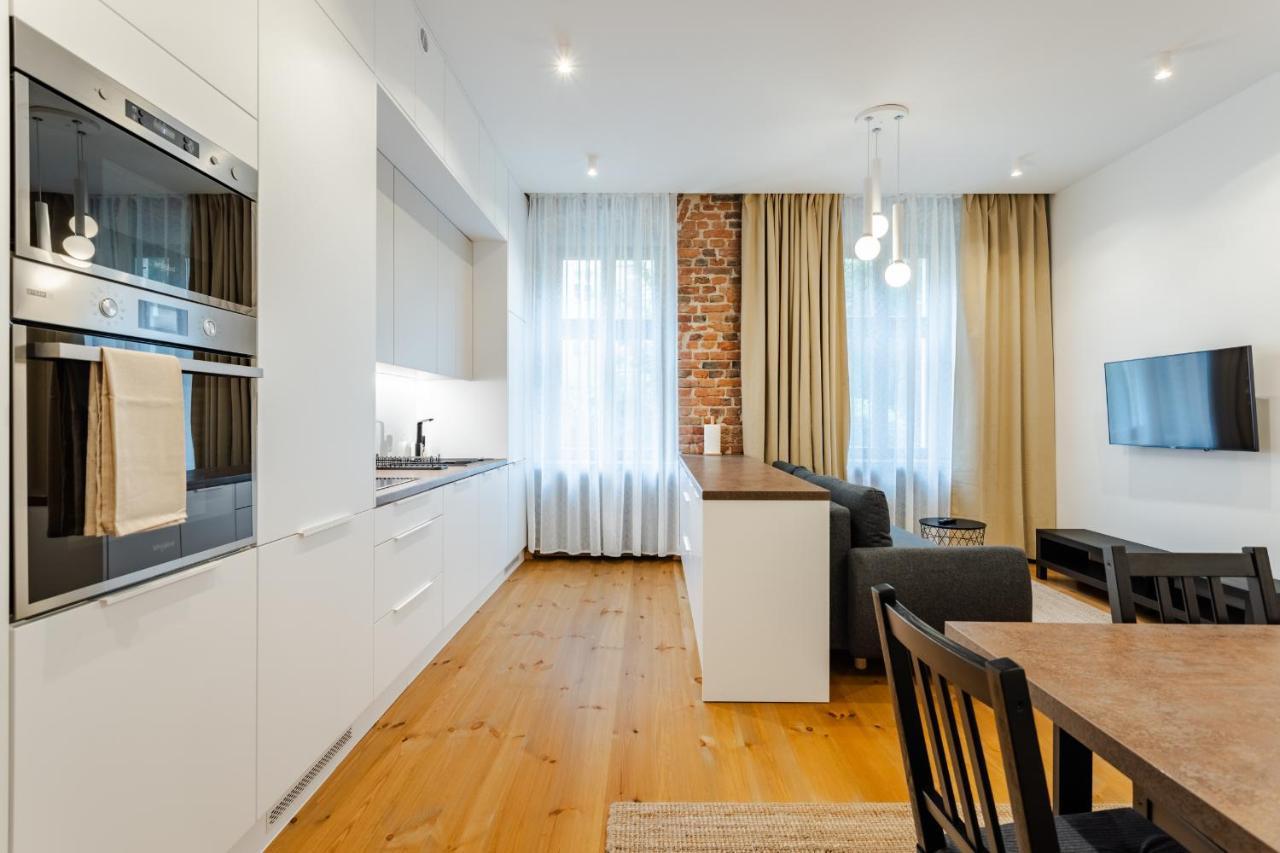 Two Bedroom Very Berry Apartment In Poznan With Desk By Noclegi Renters Kültér fotó
